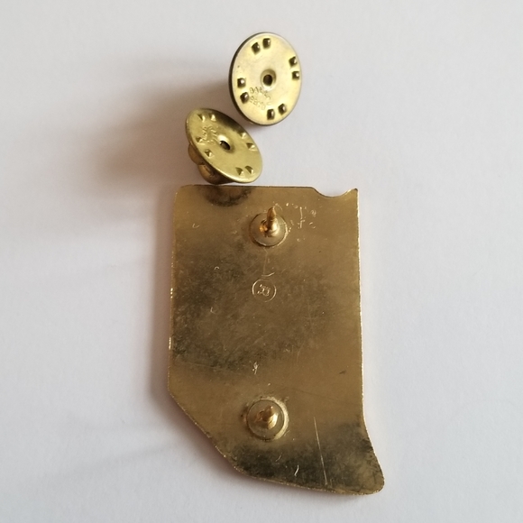 Vintage Lions Club pin enamel brooch Gold tone metal - Picture 10 of 11